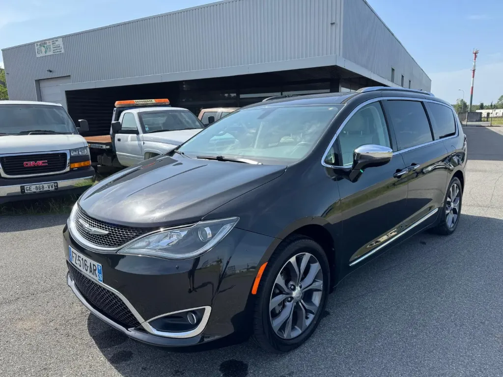 [20260712_008] STOCK 147 - 2017 CHRYSLER PACIFICA LIMITED 7 PLACES