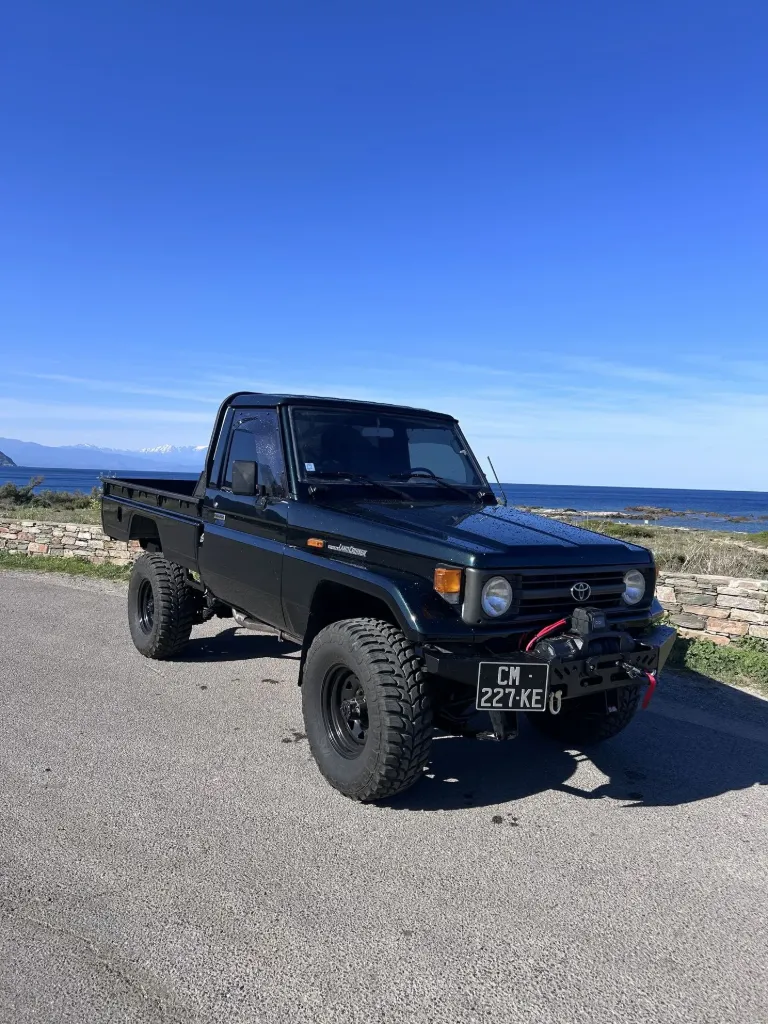 TOYOTA Land Cruiser HZJ75